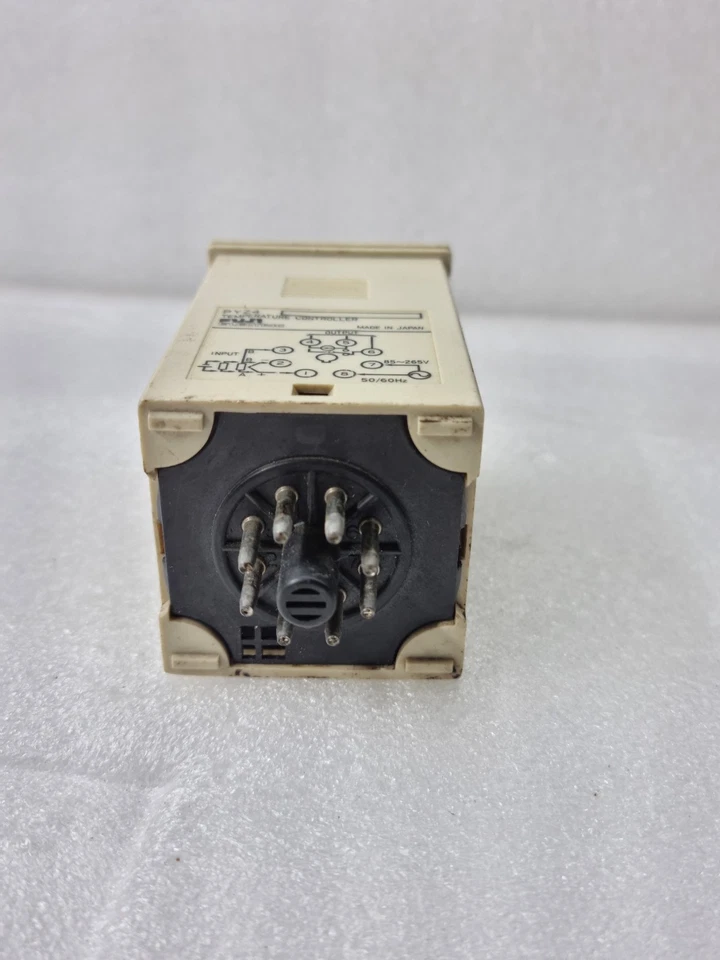 FUJI ELECTRIC PYZ4 PYZ4TAY2-0Y TEMPERATURE CONTROLLER PYZ4TAY20Y